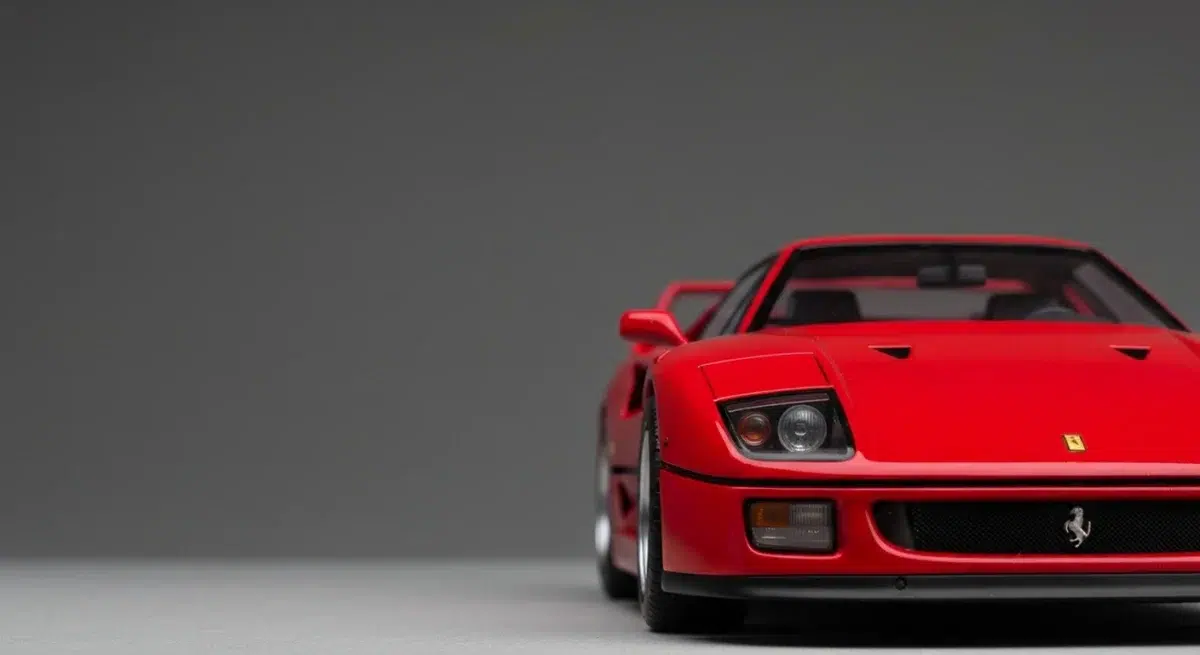 Ferrari F40 in Scala 1/18: Collezionare e Esporre Correttamente — modello in scala